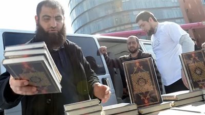 استفزاز جديد للمسلمين حول العالم.. حرق نسخ من المصحف أمام سفارتي مصر وتركيا في الدنمارك