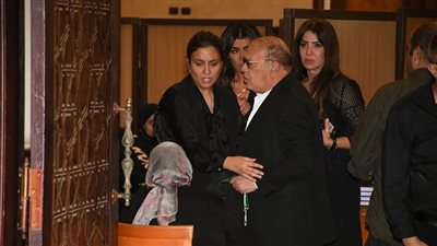 رغم حالته الصحية.. صلاح عبدالله في عزاء والد مي كساب (صور)