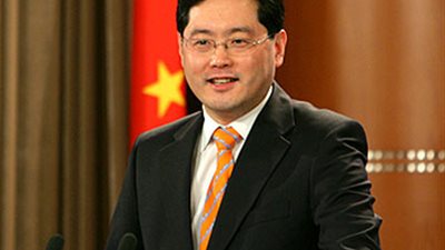 كواليس اختفاء وإقالة وزير خارجية الصين وسر إبقاء عضويته بمجلس الدولة