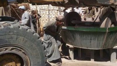 مسكوا في بعض.. إصابة شاب في طاحونة ذهب بأسوان