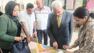 مدير تعليم القاهرة يتفقد مركز توزيع الأسئلة الرئيس لامتحانات الدور الثاني للدبلومات الفنية.. صور