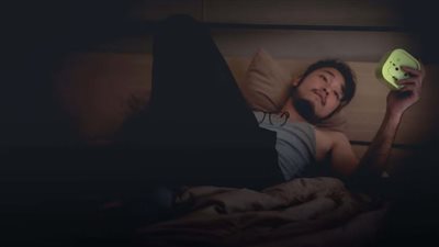 أزمة النوم الكبرى.. ماذا يعني استيقاظك بعد منتصف الليل؟