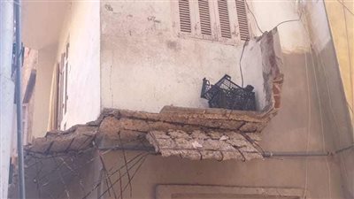 كسر العمود الفقري.. إصابة سيدة سقطت بها شرفة منزلها في فارسكور