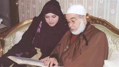 حسن يوسف وشمس البارودي يصلان جنازة ابنهما (صور)