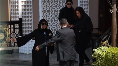 إلهام شاهين وبوسي شلبي ولبلبة في جنازة عبد الله حسن يوسف (صور)