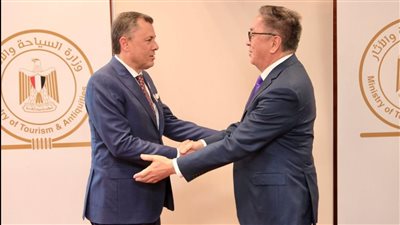 دولة كازاخستان تكرم وزير السياحة والآثار وتمنحه وسام شفاعة