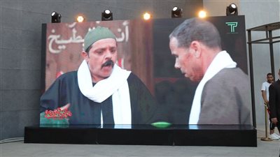 محمد هنيدي يحمل 