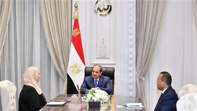 الرئيس السيسي يجتمع مع وزيرة التضامن للاطلاع على جهود تعزيز الحرف التراثية والمنتجات اليدوية