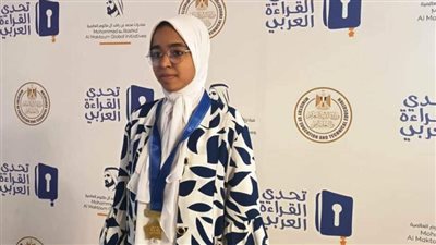 محافظ أسوان يهنئ صاحبة المركز الثانى بمسابقة 