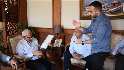  «محافظ بورسعيد» يتابع سير العمل بمصنع أفينا لإنتاج الأدوات الكهربائية