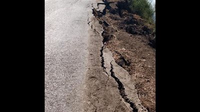 انهيار جزئي لجانب من الطريق الواصل بين قريتين في بلقاس