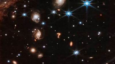 وكأنها رسالة كونية.. علامة استفهام غامضة تظهر في أعماق الفضاء بشكل مثير