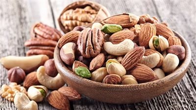 هذا ما يحدث لك عند تناول 30 جرام من المكسرات