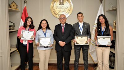 وزير التعليم يكرم أوائل الطلاب بمدارس النيل المصرية الدولية للمرحلة الثانوية (صور)