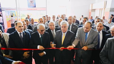 «حجازى» و«عاشور» يفتتحان معرض أخبار اليوم التعليمي