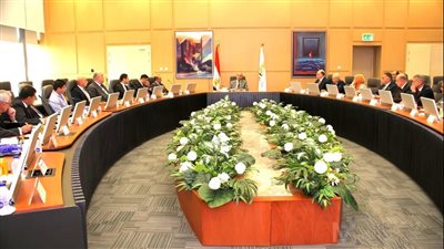 وزير الطيران المدنى يعقد اجتماعا موسعا لاستعراض الخطط والتدابير الأمنية بالمطارات المصرية