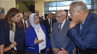 محافظ بورسعيد ونائب وزير الاتصالات يتابعان توزيع كارت الخدمات الحكومية 