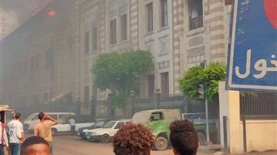 عاجل.. إصابات واختناقات وتلف ملفات الموظفين بسبب حريق الأوقاف (صور)