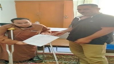 وزارة القوى العاملة توفر عقدا لشاب من ذوى الهمم بالوادي الجديد