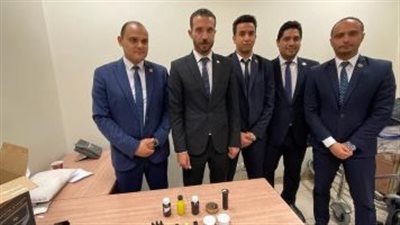 رجال الجمارك يضبطون ماريجوانا وعملات أثرية وأدوية بمطار القاهرة (صور)