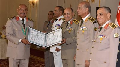 وزير الدفاع والإنتاج الحربى يكرم قادة القوات المسلحة المحالين للتقاعد