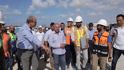 بالصور.. وزير النقل يتفقد مشروع الخط الأول من شبكة القطار السريع 