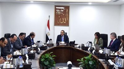 رئيس الوزراء يتابع موقف المجمعات الصناعية على مستوى الجمهورية