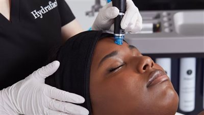 كيف تعتني بـ البشرة خلال مراحل عمرك المختلفة؟