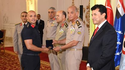 الفريق أول محمد زكى يكرم الأبطال الرياضيين من أبناء القوات المسلحة المصرية 