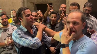 رامي إمام يبكي في حضن شقيقه محمد (فيديو)