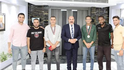 محافظ أسوان يكرم الفائزين في سباق الدراجات من الأكاديمية العربية