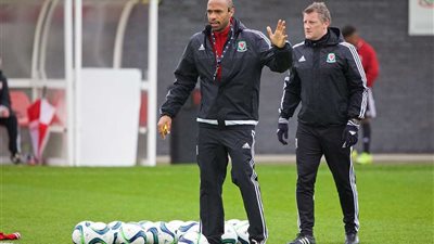 تقارير: قبل أوليمبياد باريس .. تييرى هنرى مدربًا لمنتخب فرنسا