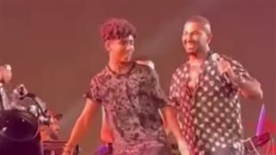 أحمد سعد يرقص مع نجله على أغنية 