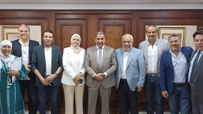 تفاصيل لقاء فناني مصر مع رئيس مصلحة الضرائب.. صور