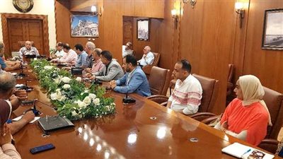 محافظ بورسعيد يلتقي رؤساء الأحياء لمتابعة سير العمل في عدد من المشروعات