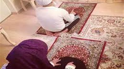 اعرف سن الطفل التي يجوز أن يصلى بوالدته إماما 