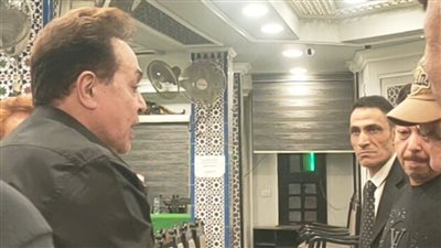 بدء عزاء الفنان أحمد الشوكي.. حكيم أبرز الحضور (صور)