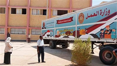 وحدة متنقلة لتدريب الفتيات والسيدات في نصر النوبة على الخياطة والتفصيل 