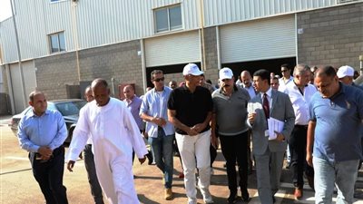 مستشار رئيس الجمهورية ومحافظ أسوان يتفقدان الورش الحرفية بالمنطقة الصناعية
