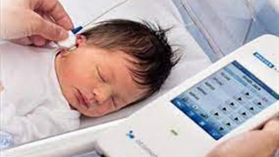 هل جهاز الانبعاث الصوتي المستخدم في الفحص السمعي لحديثي الولادة يؤلم الطفل؟