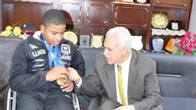 «تعليم القاهرة» تكرم الطالب يوسف محسن طه بعد فوزه ببطولة عالمية 