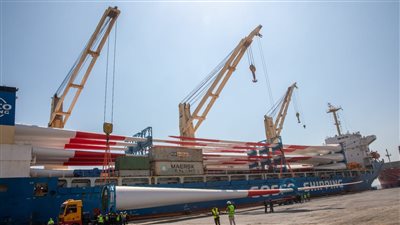  استقبال شحنة ريش محطات توليد الكهرباء من الرياح بطول 84 مترًا الأطول من نوعها