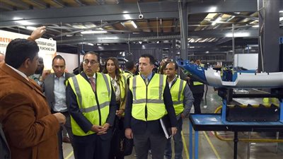 رئيس الوزراء يتفقد مركز تحديث صناعة السيارات ومجموعة مصانع جنوب إفريقيا