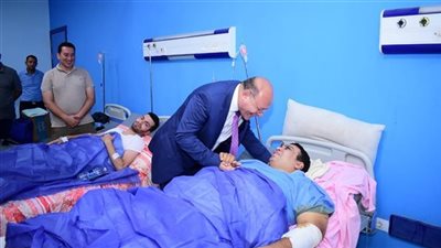 رئيس جامعة سوهاج خلال زيارة لمصابي وفد جامعة المنصورة: حالتهم مستقرة 