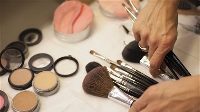 حكم العمل في مهنة الميكب أرتيست 