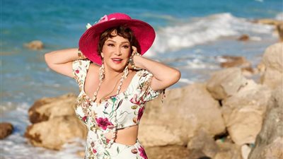 على شط بحر الهوى.. لبلبة بإطلالة مبهجة في الساحل الشمالي (صور)