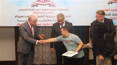  وزير العمل يسلم عقود تعيينات ذوي همم خلال إطلاق مبادرة «سلامتك تهمنا»