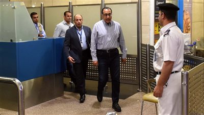 رئيس الوزراء يتفقد عددا من مشروعات التطوير بمطار القاهرة الدولي