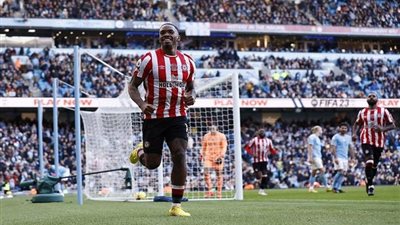 مانشستر يونايتد يرغب في التعاقد مع مهاجم برينتفورد الموقوف