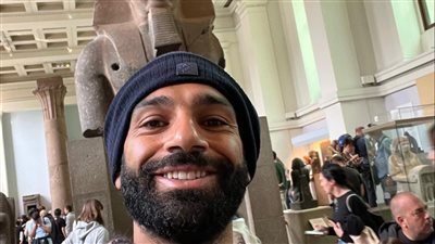 بالصور.. محمد صلاح يروج للاثار المصرية من داخل متحف بلندن 